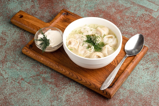 Zuppa con gnocchi Zuppa con panna acida vista laterale sfondo chiaro