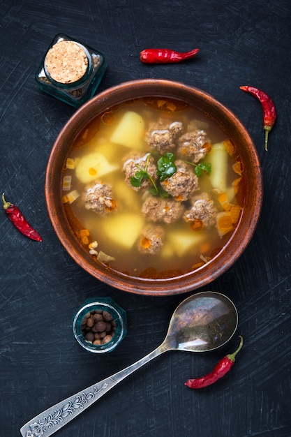 Zuppa con polpette di carne