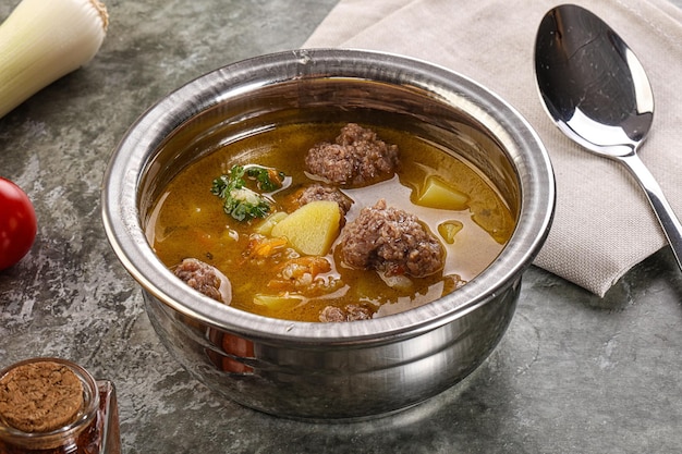 Zuppa con polpette di manzo e verdure