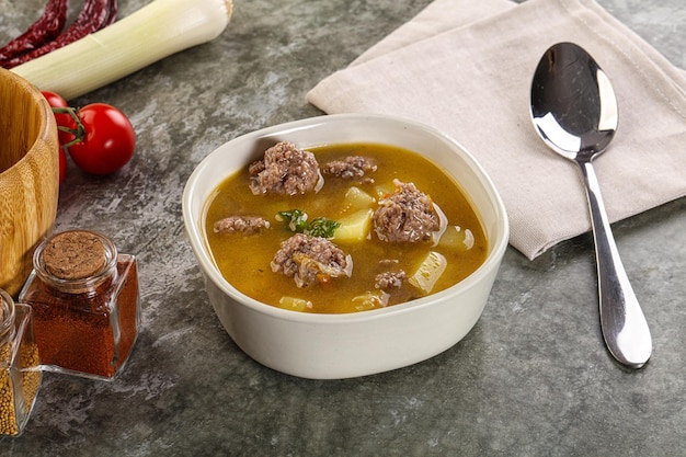 Zuppa con polpette di manzo e verdure