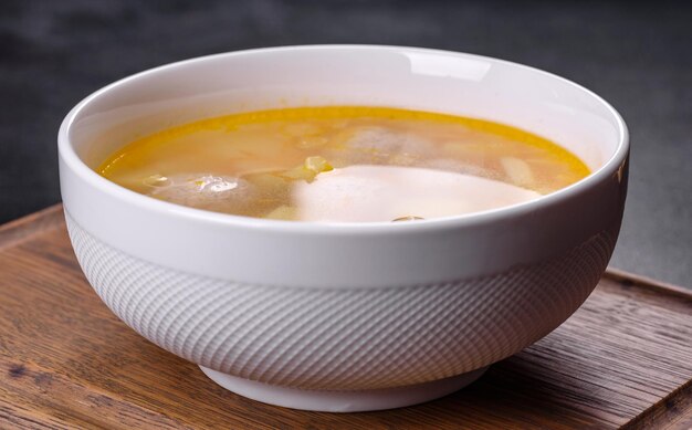 Zuppa con polpette di tacchino patate e verdure Messa a fuoco selettiva