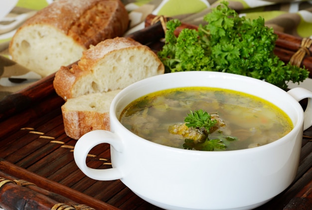 Zuppa con polpette e prezzemolo per cena