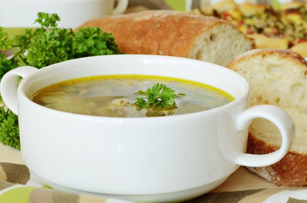 Zuppa con polpette e prezzemolo per cena