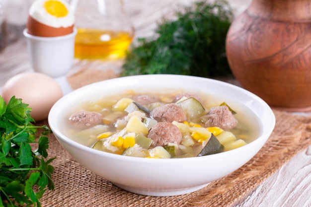 Zuppa con polpette e verdure. Cibo per bambini. Pranzo sano e gustoso