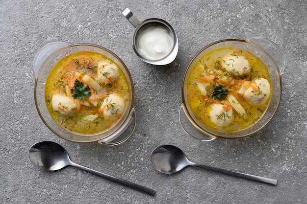 Zuppa con polpette ed erbe aromatiche