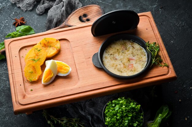 Zuppa con uova e pancetta Vista dall'alto Stile rustico