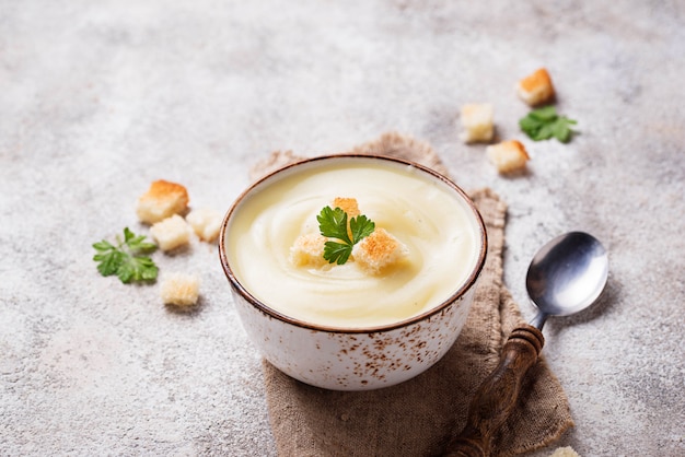 Zuppa cremosa con cavolfiore e crostino