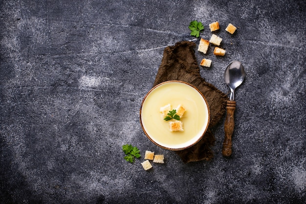 Zuppa cremosa con cavolfiore e crostino