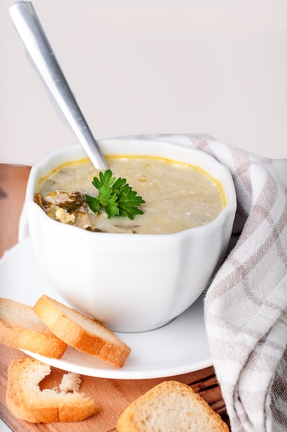 Zuppa cremosa con crostini di pane