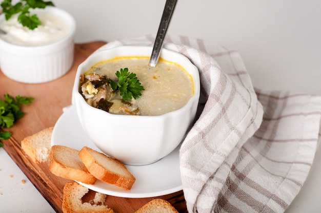 Zuppa cremosa con crostini di pane