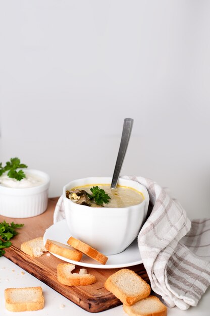 Zuppa cremosa con crostini di pane