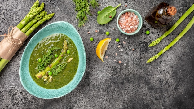 Zuppa cremosa di asparagi Cibo sano vegetariano