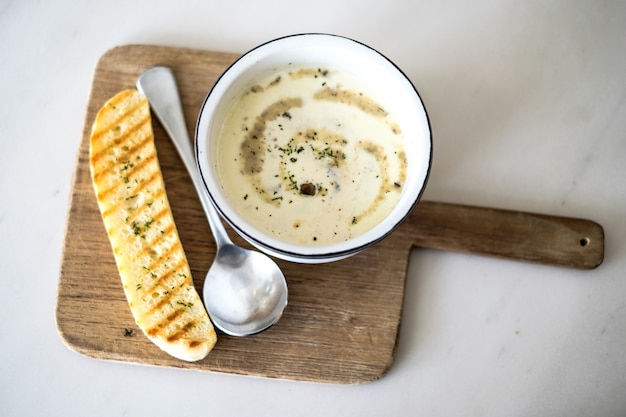 Zuppa cremosa di funghi con pane