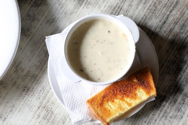 Zuppa cremosa di funghi e pane tostato