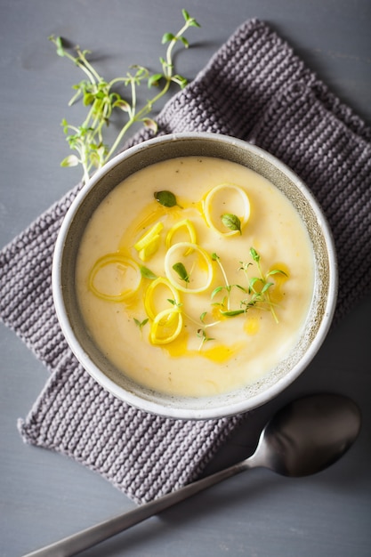 Zuppa cremosa di patate e porri in ciotola