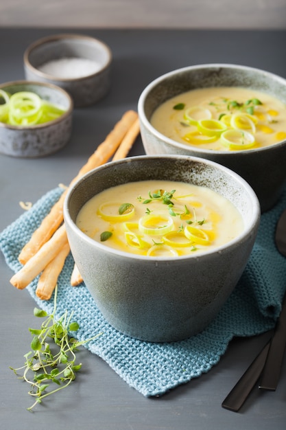 Zuppa cremosa di patate e porri in ciotole