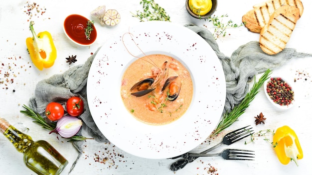 Zuppa cremosa di pomodoro di frutti di mare Gamberetti cozze calamari Vista dall'alto Spazio libero per la copia