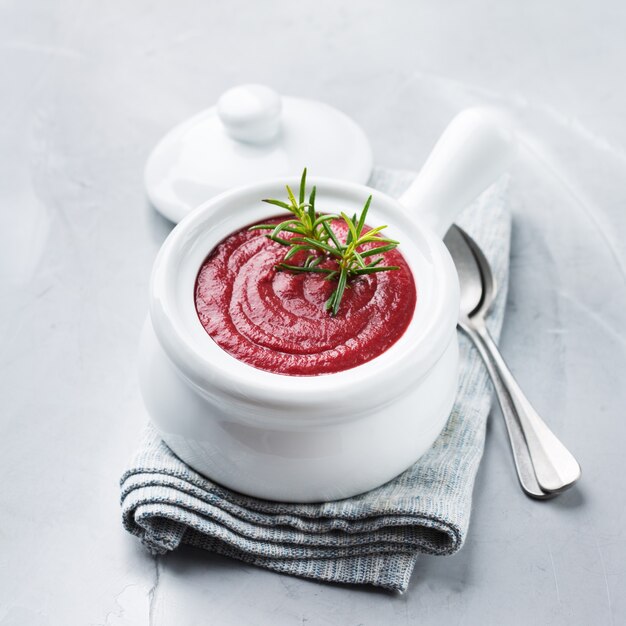 Zuppa cremosa di verdure autunnali autunnali su un tavolo da cucina. Cucinare cibi sani e confortevoli a casa