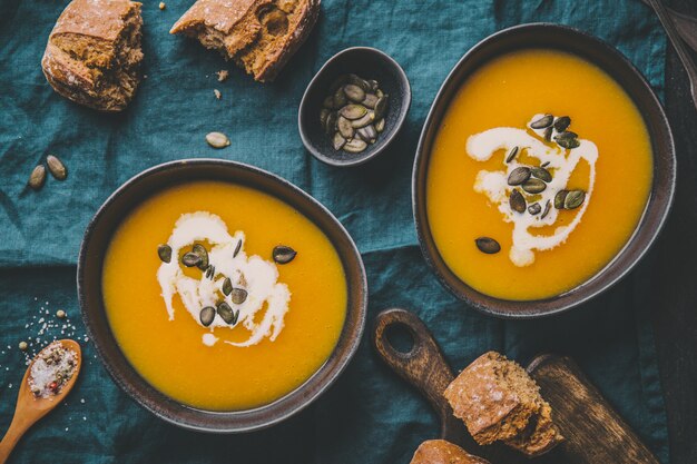 Zuppa cremosa di zucca autunnale in ciotole