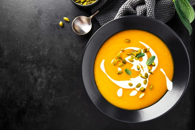 Zuppa cremosa di zucca servita in ciotole