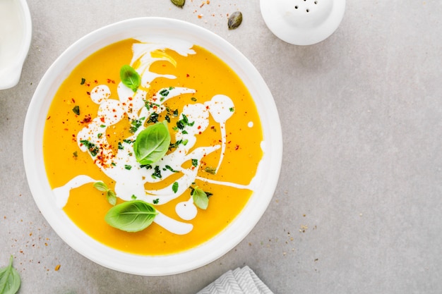 Zuppa cremosa di zucca servita in una ciotola