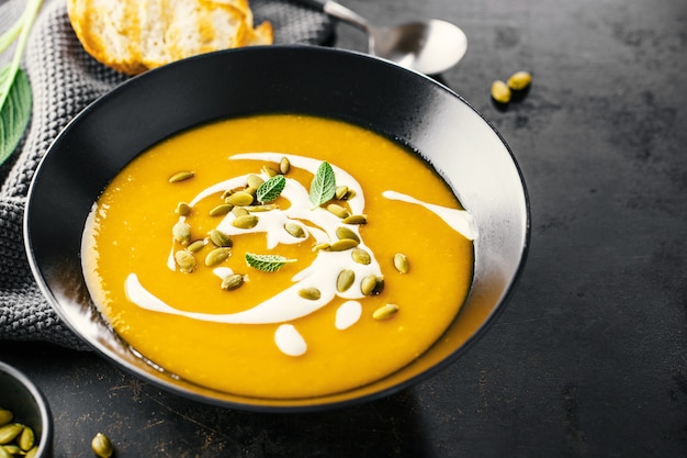 Zuppa cremosa di zucca servita in una ciotola