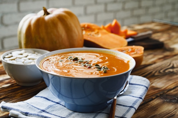 Zuppa cremosa di zucca su un tavolo di legno