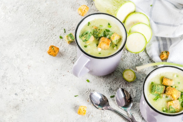 Zuppa cremosa di zucchine