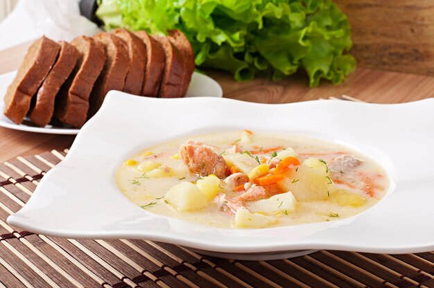 Zuppa cremosa finlandese con salmone