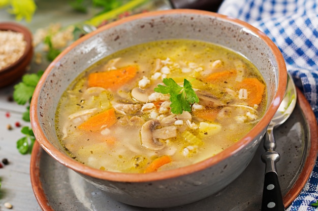 Zuppa densa con orzo perlato, sedano, pollo e funghi. Menu dietetico