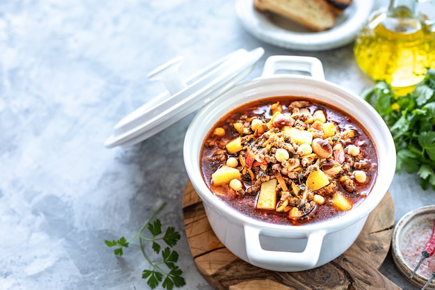 Zuppa densa di carne macinata con pomodori, fagioli, ceci e verdure. Cena salutare. Copia spazio