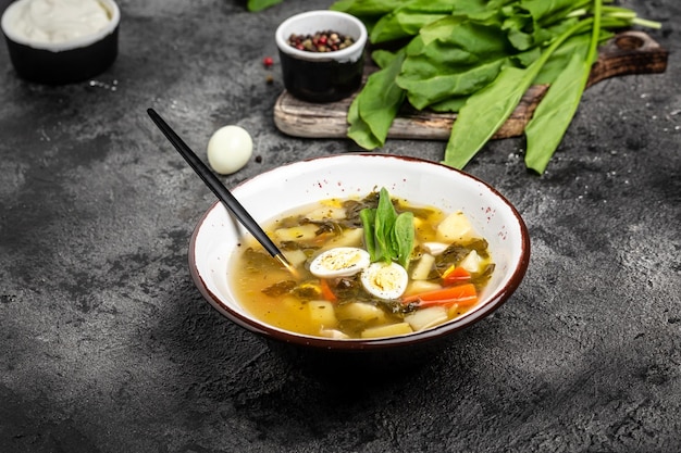 Zuppa di acetosa con uovo in una ciotola Sfondo di ricetta alimentare Primo piano vista dall'alto