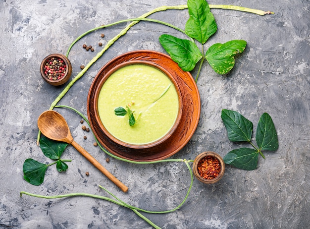 Zuppa di asparagi freschi in ciotola