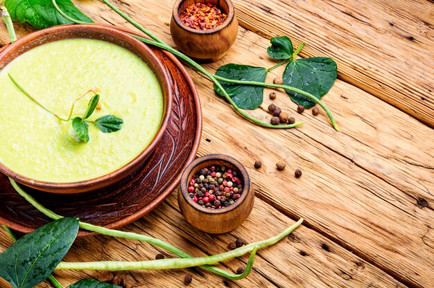 Zuppa di asparagi freschi in ciotola