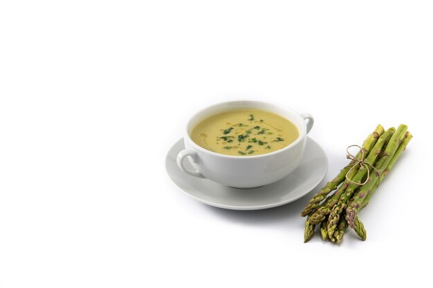 Zuppa di asparagi verdi freschi in una ciotola isolato su sfondo bianco