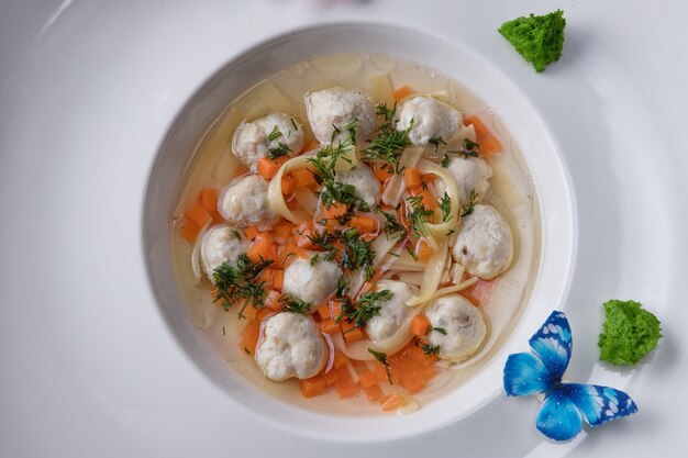 Zuppa di bambini con polpette di pollo e tagliatelle