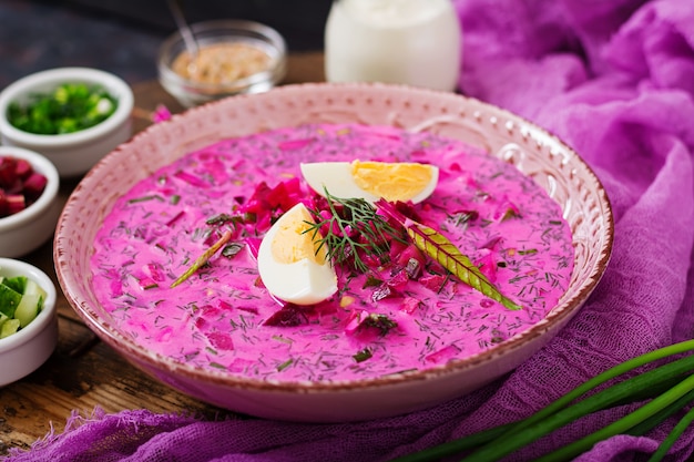 Zuppa di barbabietola fredda (barbabietola) su yogurt con uovo, cipolla e cetrioli.