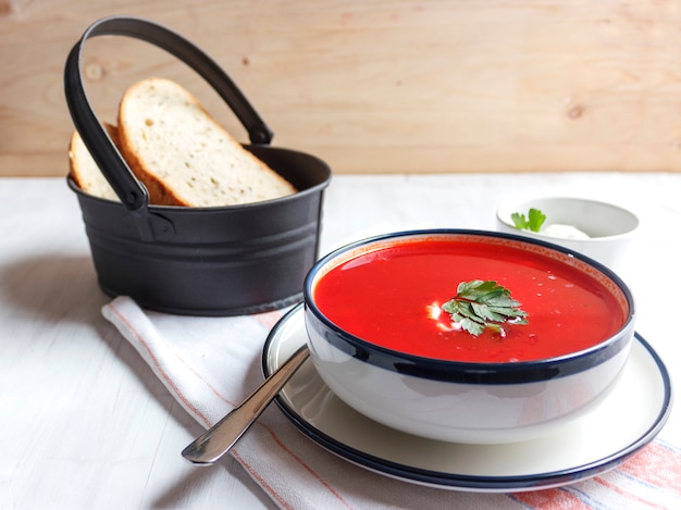Zuppa di barbabietola rossa tradizionale - borsch. Dieta vegetariana