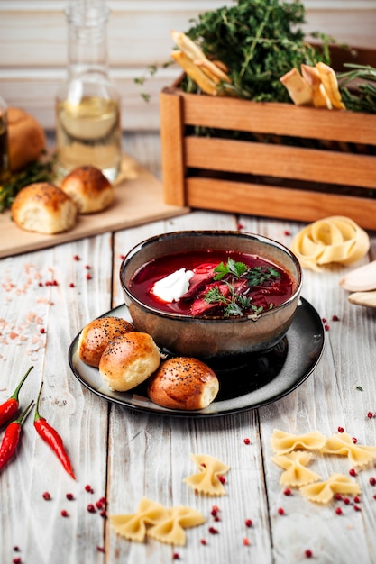 Zuppa di barbabietola russa borscht con barbabietole e focacce