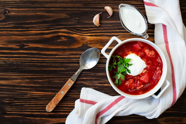 Zuppa di barbabietola tradizionale con panna acida