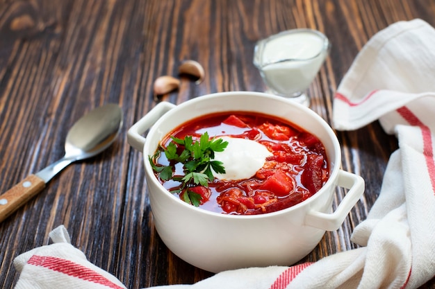 Zuppa di barbabietola tradizionale con panna acida