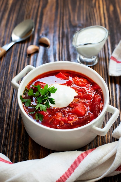 Zuppa di barbabietola tradizionale con panna acida