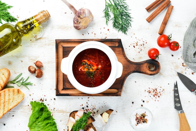 Zuppa di barbabietole Borscht tradizionale ucraino Vista dall'alto Spazio libero per il testo