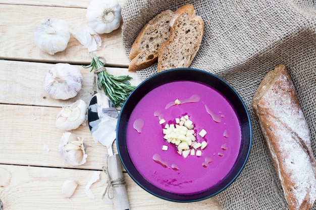 Zuppa di barbabietole con aglio e rosmarino, baguette di segale