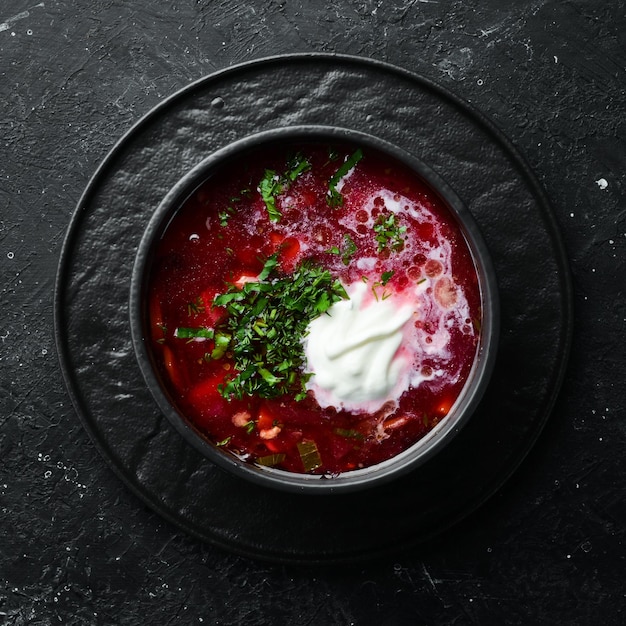 Zuppa di barbabietole Cucina tradizionale ucraina Zuppa di Borsch in una ciotola Stile rustico Vista dall'alto