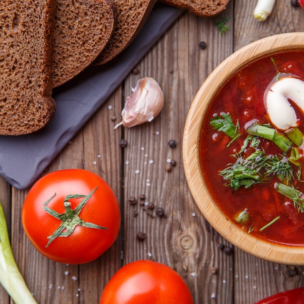 Zuppa di barbabietole in zolla di legno con le verdure