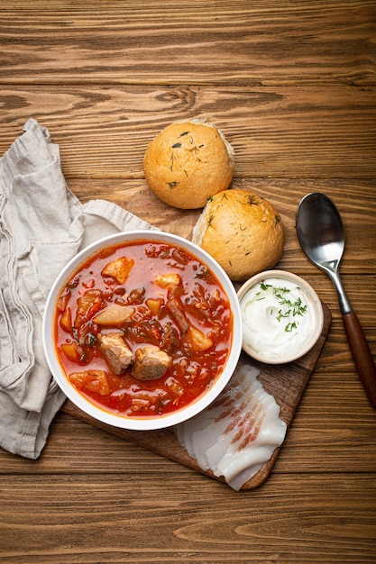 Zuppa di barbabietole rosse borscht ucraino con carne in ciotola bianca