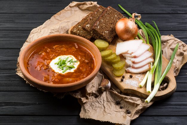 Zuppa di borsch sul tavolo di legno scuro