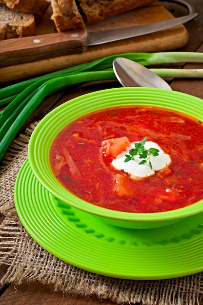 Zuppa di borscht di verdure rossa