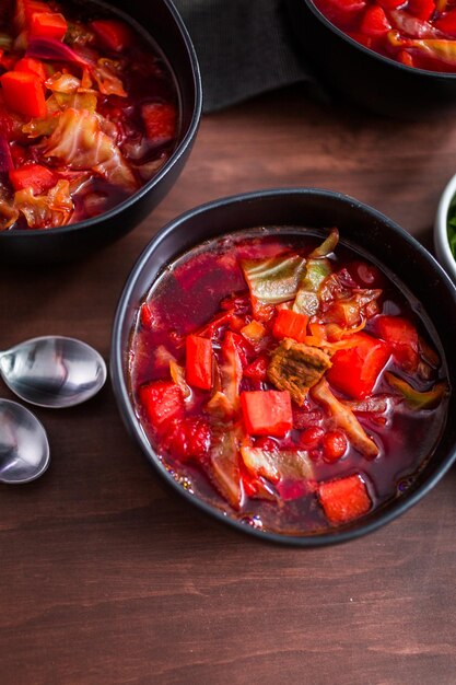 Zuppa di Borscht in una ciotola nera per cena.